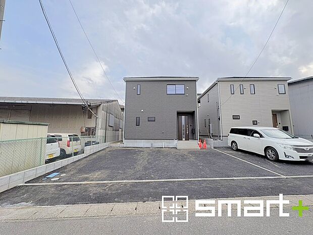 ~ゆとりあるカースペース~ ・セカンドカーや来客時にも困らないカースペース2台分は並列駐車可能でお車の出し入れもラクラク。 ・カーポートなどのオプションもお気軽にご相談くださいませ。