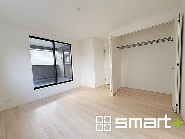 ~バルコニーに面した洋室~ ・バルコニー側の大きな窓から穏やかな陽が差し込む明るい洋室は、ご夫婦やご兄弟でもゆったりとお過ごしいただけます。 ・たっぷりの収納スペース付きで住空間もスッキリ。