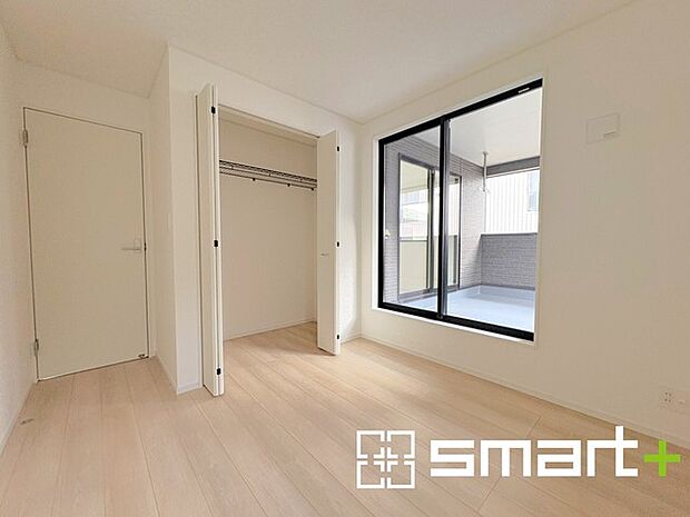 ~明るく暖かな光が差し込む洋室~ ・大きな窓からたっぷりの光が舞い込み、お部屋全体を優しく包み込んでくれます。 ・収納付きなので整理整頓しやすく、生活空間が広がりますね。