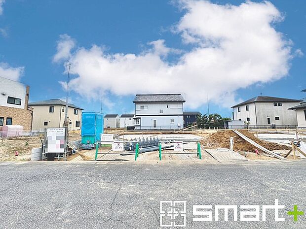 〜十分な広さのある前面道路〜 ・前面道路は約6mございますので、お車でのすれ違いも楽々で余計なストレスがかかりません。 ・日々お車での移動が多い方には大切なポイントですね。