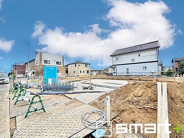 ~ベタ基礎でしっかりとした土台~ ・コンクリートの中に鉄筋を配し強度を高めた「ベタ基礎」を採用。 ・しっかりとした土台を造ったうえで、その上に建物が築造されていきます。