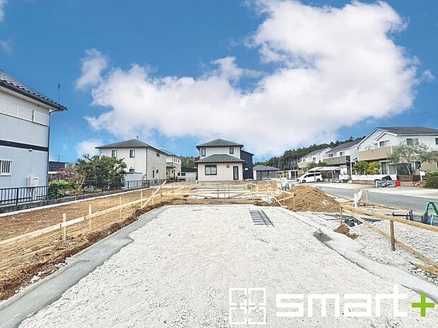 ~閑静な住宅街の立地~ ・周辺は閑静な住宅街となっておりますので、静かな暮らしをご実現いただけます。 ・前面道路の交通量も多くないので、小さなお子様がいるご家庭でもご安心ですね。