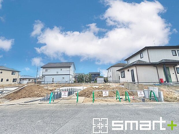 〜十分な広さのある前面道路〜 ・前面道路は約6mございますので、お車でのすれ違いも楽々で余計なストレスがかかりません。 ・日々お車での移動が多い方には大切なポイントですね。