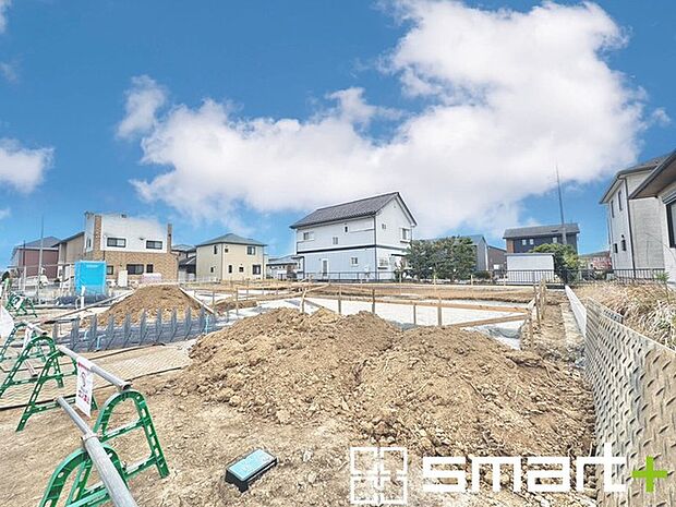 ~ベタ基礎でしっかりとした土台~ ・コンクリートの中に鉄筋を配し強度を高めた「ベタ基礎」を採用。 ・しっかりとした土台を造ったうえで、その上に建物が築造されていきます。