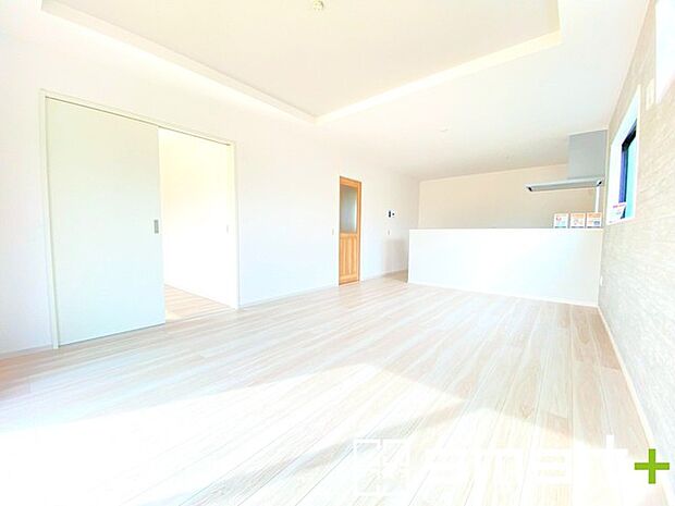 ~穏やかな陽の入るLDK~ ・大きな窓のあるLDKは陽当りも良好で明るい空間となっております。 ・ご家族団らんなど過ごす時間の多いLDKが明るいのは嬉しいポイントですね。