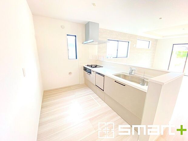 ~人気のカウンターキッチン~ ・キッチンには余計な柱が無いので、リビングが見渡せ開放感のある造りとなっております。 ・蛇口には浄水器が内蔵されるなど機能面でも優れたキッチンです。