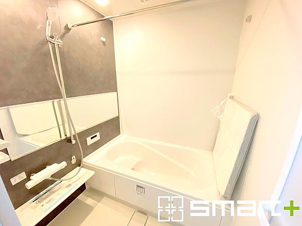 ~浴室乾燥機付きの浴室~ ・浴室には乾燥機が付いているので雨の日でも洗濯物を干すことが可能です。 ・水はけの良い床材など機能面も充実。マイクロバルなどオプションもご相談くださいませ。