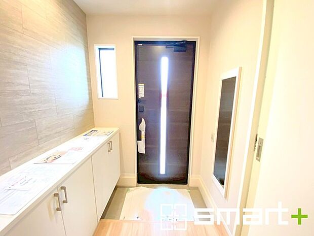 ~圧迫感のない明るい玄関~ ・窓に加えて玄関ドアのガラス部分からも穏やかな陽が入り、明るい玄関になります。 ・備え付けのシューズボックスはたっぷりしまえて玄関がスッキリ片付きますね。