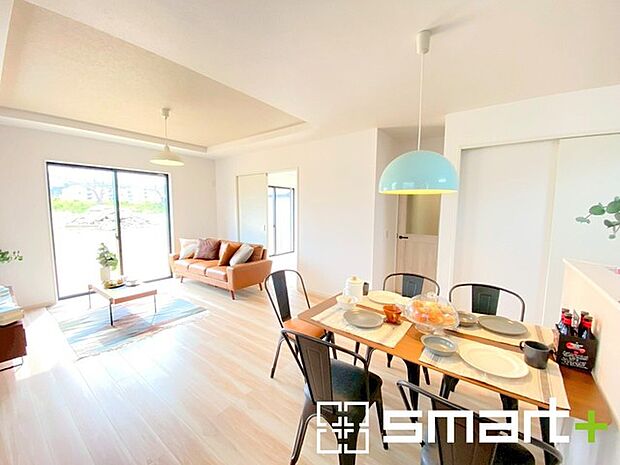 ~穏やかな陽の入るLDK~ ・大きな窓のあるLDKは陽当りも良好で明るい空間となっております。 ・ご家族団らんなど過ごす時間の多いLDKが明るいのは嬉しいポイントですね。