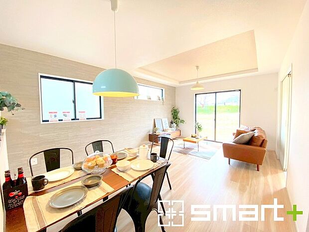 ~折り上げ天井のあるLDK~ ・一部天井を高くする折り上げ天井を配する事で縦への空間が生まれ、開放感のある広々とした仕様に。 ・ぜひ現地でその魅力をご体感くださいませ。