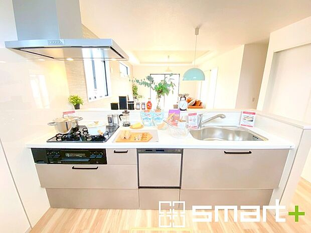 ~食器洗浄機を標準装備~ ・キッチンにはビルトインタイプの食器洗浄機を標準装備。 ・家事にかける時間を削減でき、「自分時間」を増やすことができる嬉しいアイテムです。