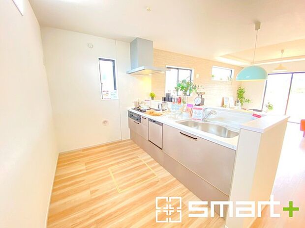 ~使い勝手の良いシステムキッチン~ ・料理がしやすい設計のキッチンでお料理もはかどりますね。 ・もちろんキッチン下部は収納になっておりますので、フライパンなども収納可能です。