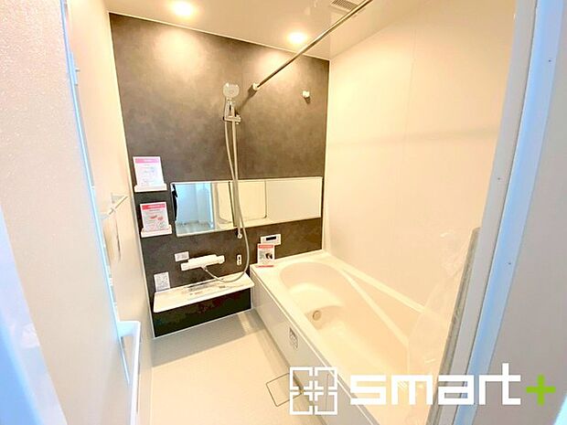 ~浴室乾燥機付きの浴室~ ・浴室には乾燥機が付いているので雨の日でも洗濯物を干すことが可能です。 ・水はけの良い床材など機能面も充実。マイクロバルなどオプションもご相談くださいませ。