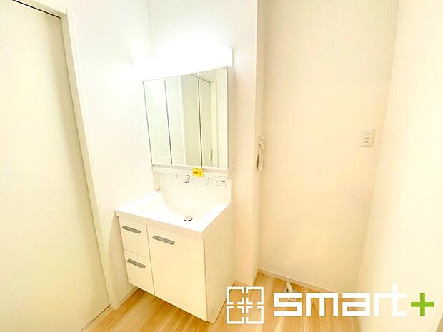 ~人気の三面鏡を採用~ ・洗面台は三面鏡仕様なので鏡の角度を変える事で頭の後ろの方までご確認可能です。 ・鏡の裏が収納になっておりますので、洗面台周りもスッキリと片付きます。