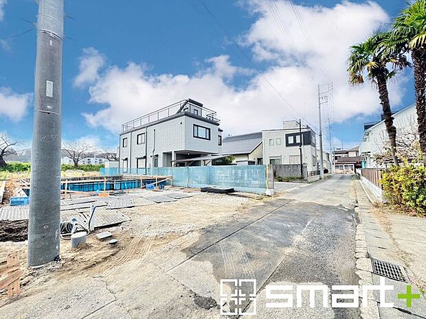 〜十分な広さのある前面道路〜 ・前面道路は約4ｍございますので、お車でのすれ違いも楽々で余計なストレスがかかりません。 ・日々お車での移動が多い方には大切なポイントですね。 