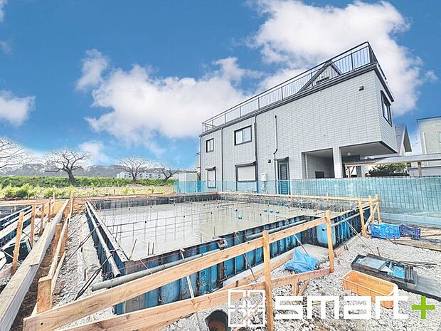 〜ベタ基礎でしっかりとした土台〜 ・コンクリートの中に鉄筋を配し強度を高めた「ベタ基礎」を採用。 ・しっかりとした土台を造ったうえで、その上に建物が築造されていきます。 