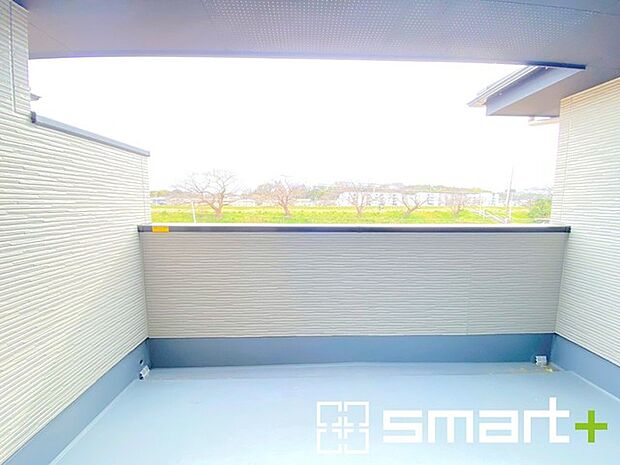 ~屋根付きのバルコニー~ ・バルコニーは屋根付きなので急な雨でも安心です。 ・奥行きもあるので洗濯物が干しやすいのも嬉しいポイントですね。