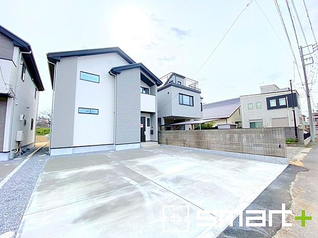 ~ゆとりあるカースペース~ ・セカンドカーや来客時にも困らないカースペース3台分は並列駐車可能でお車の出し入れもラクラク。 ・カーポートなどのオプションもお気軽にご相談くださいませ。