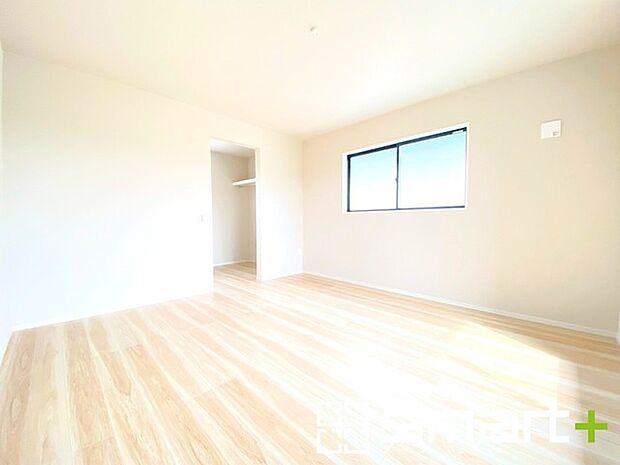 ~バルコニーに面した洋室~ ・バルコニー側の大きな窓から穏やかな陽が差し込む明るい洋室はゆとりある広さの11.5帖。 ・大容量のウォークインクローゼット付きが嬉しいですね。