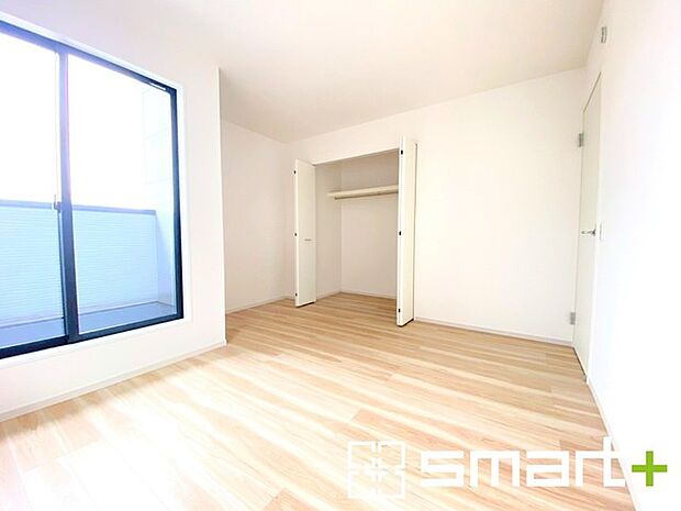 ~明るく暖かな光が差し込む洋室~ ・大きな窓からたっぷりの光が舞い込み、お部屋全体を優しく包み込んでくれます。 ・大容量の収納スペースで整理整頓しやすく、生活空間が広がりますね。