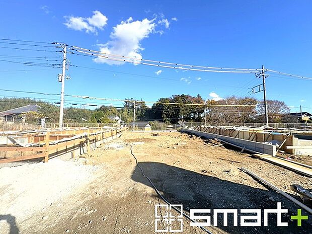 〜閑静な住宅街の立地〜 ・周辺は閑静な住宅街となっておりますので、静かな暮らしをご実現いただけます。 ・前面道路の交通量も多くないので、小さなお子様がいるご家庭でもご安心ですね。 
