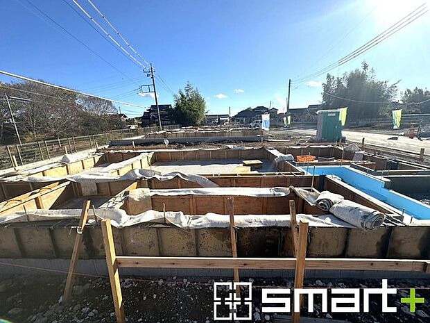 ~ベタ基礎でしっかりとした土台~ ・コンクリートの中に鉄筋を配し強度を高めた「ベタ基礎」を採用。 ・しっかりとした土台を造ったうえで、その上に建物が築造されていきます。