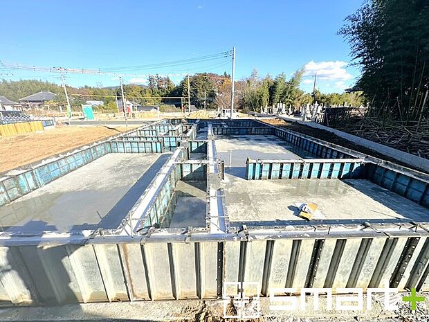 〜ベタ基礎でしっかりとした土台〜 ・コンクリートの中に鉄筋を配し強度を高めた「ベタ基礎」を採用。 ・しっかりとした土台を造ったうえで、その上に建物が築造されていきます。 