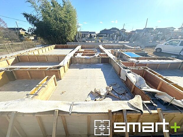 〜ベタ基礎でしっかりとした土台〜 ・コンクリートの中に鉄筋を配し強度を高めた「ベタ基礎」を採用。 ・しっかりとした土台を造ったうえで、その上に建物が築造されていきます。 