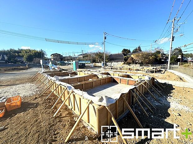 ~ベタ基礎でしっかりとした土台~ ・コンクリートの中に鉄筋を配し強度を高めた「ベタ基礎」を採用。 ・しっかりとした土台を造ったうえで、その上に建物が築造されていきます。