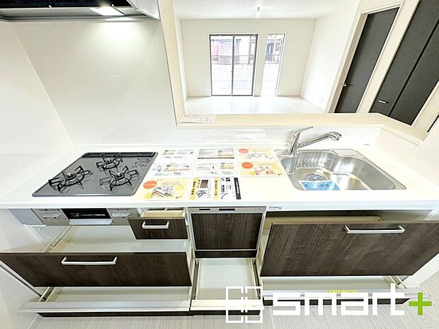 〜食器洗浄機を標準装備〜 ・キッチンにはビルトインタイプの食器洗浄機を標準装備。 ・家事にかける時間を削減でき、「自分時間」を増やすことができる嬉しいアイテムです。 