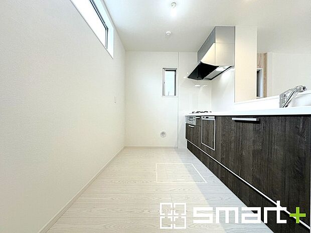 〜人気のカウンターキッチン〜 ・キッチンには余計な柱が無いので、リビングが見渡せ開放感のある造りとなっております。 ・蛇口には浄水器が内蔵されるなど機能面でも優れたキッチンです。