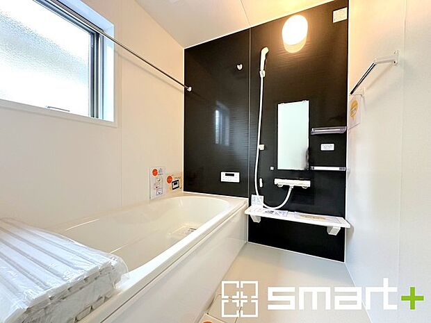 〜浴室乾燥機付きの浴室〜 ・浴室には乾燥機が付いているので雨の日でも洗濯物を干すことが可能です。 ・水はけの良い床材など機能面も充実。マイクロバルなどオプションもご相談くださいませ。