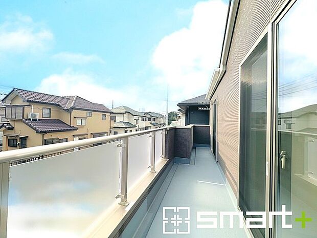 〜洗濯物も干しやすいバルコニー〜 ・バルコニーには物干し竿受けが標準装備されております。 ・テラス屋根等のオプションもお気軽にご相談くださいませ。 