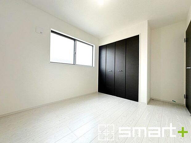 〜自然な風合いの洋室〜 ・ナチュラルな色彩で纏められた洋室は家具のコーディネートもしやすくなっております。 ・どんな家具にするか考えるだけでも楽しくなってきますね。