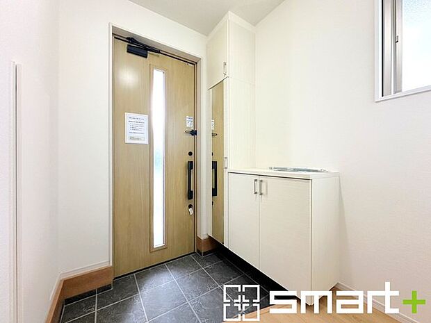 〜お出かけ前の身だしなみも〜 ・シューズボックスに姿見をご用意。 ・朝の忙しい時間もお出かけ前にパっと服装をご確認いただけます。