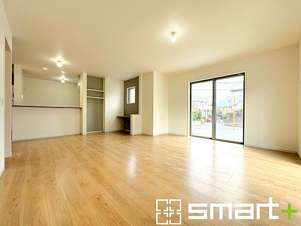 ~余裕の空間が広がるLDK~ ・21.3帖あるLDKはご家族団らんのお時間を余裕の広さで演出してくれます。 ・ご内覧の際は家具の配置などもイメージしながらご覧くださいませ。