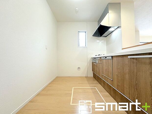 ~人気のカウンターキッチン~ ・キッチンには余計な柱が無いので、リビングが見渡せ開放感のある造りとなっております。 ・蛇口には浄水器が内蔵されるなど機能面でも優れたキッチンです。