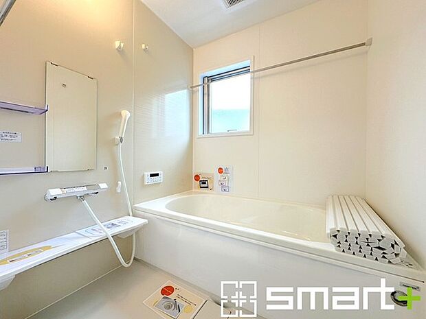 〜浴室乾燥機付きの浴室〜 ・浴室には乾燥機が付いているので雨の日でも洗濯物を干すことが可能です。 ・水はけの良い床材など機能面も充実。マイクロバルなどオプションもご相談くださいませ。 