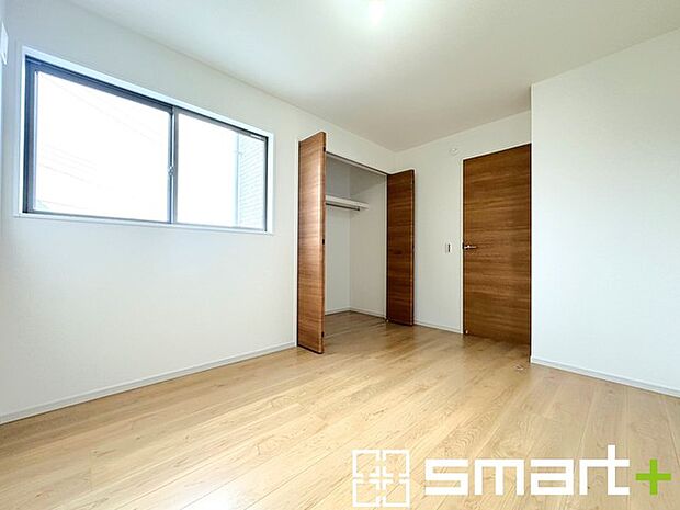 〜収納豊富な洋室〜 ・各居室に備え付けの収納をご用意。タンスなどを置く場合と比べ出っ張らないので部屋の中を有効のご活用いただけます。 ・収納の広さなどぜひ現地でご確認くださいませ。