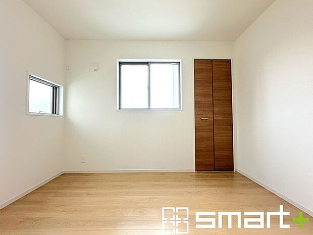 ~自然な風合いの洋室~ ・ナチュラルな色彩で纏められた洋室は家具のコーディネートもしやすくなっております。 ・どんな家具にするか考えるだけでも楽しくなってきますね。