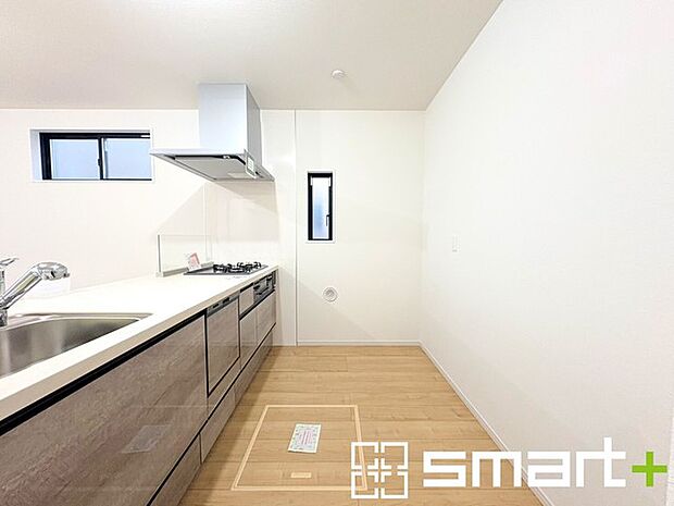 〜人気のカウンターキッチン〜 ・キッチンには余計な柱が無いので、リビングが見渡せ開放感のある造りとなっております。 ・蛇口には浄水器が内蔵されるなど機能面でも優れたキッチンです。