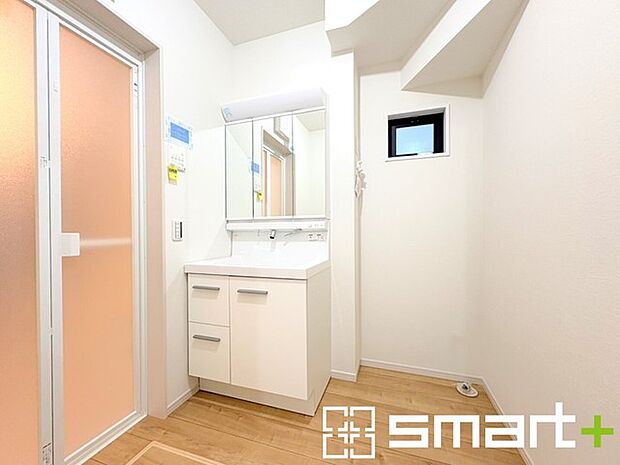 〜シャワー付き洗面台を採用〜 ・洗面台の蛇口がホースで伸びシャワーとしてご利用可能。 ・朝の寝ぐせ直しなどにシャワーを使いたい時、洗面台の掃除をする際にも便利にお使いいただけますよ。