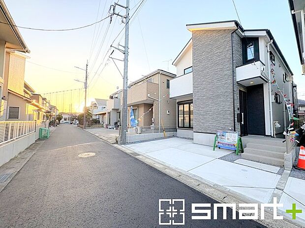 〜閑静な住宅街の立地〜 ・周辺は閑静な住宅街となっておりますので、静かな暮らしをご実現いただけます。 ・前面道路の交通量も多くないので、小さなお子様がいるご家庭でもご安心ですね。