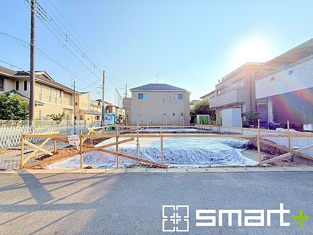 〜ベタ基礎でしっかりとした土台〜 ・コンクリートの中に鉄筋を配し強度を高めた「ベタ基礎」を採用。 ・しっかりとした土台を造ったうえで、その上に建物が築造されていきます。