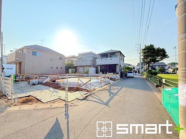 〜閑静な住宅街の立地〜 ・周辺は閑静な住宅街となっておりますので、静かな暮らしをご実現いただけます。 ・前面道路の交通量も多くないので、小さなお子様がいるご家庭でもご安心ですね。