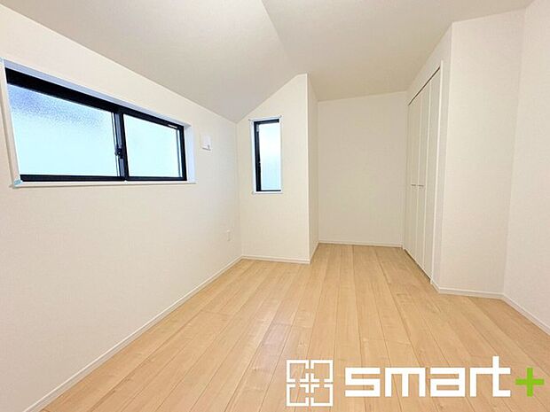 〜収納豊富な洋室〜 ・各居室に備え付けの収納をご用意。タンスなどを置く場合と比べ出っ張らないので部屋の中を有効のご活用いただけます。 ・収納の広さなどぜひ現地でご確認くださいませ。