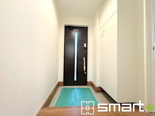 〜明るい玄関〜 ・圧迫感がなくスッキリ広々とした玄関。玄関ドアにガラス部分を設ける事で明るい陽光が差し込む空間になります。 ・備え付けのシューズボックスはたっぷりしまえて玄関スッキリ。