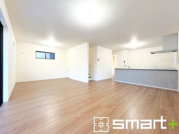 〜余裕の空間が広がるＬＤＫ〜 ・21帖以上あるＬＤＫはご家族団らんのお時間を余裕の広さで演出してくれます。 ・ご内覧の際は家具の配置などもイメージしながらご覧くださいませ。 