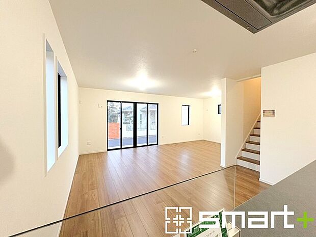 〜明るく開放的なリビング〜 ・ご家族のお出掛けや帰宅がわかるリビングイン階段。自然とコミュニケーションが増えますね。 ・南側に大開口の窓があるので明るく開放的な空間になります。