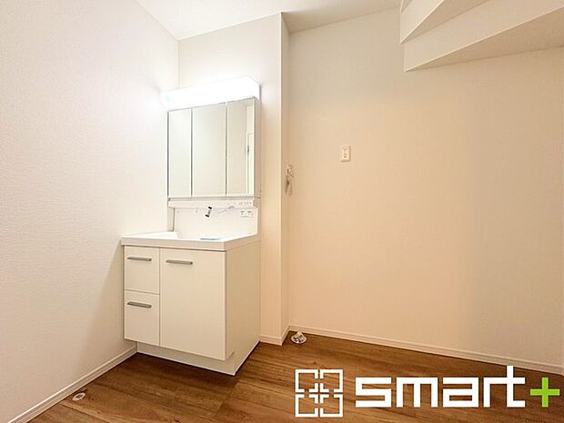 〜シャワー付き洗面台を採用〜 ・洗面台の蛇口がホースで伸びシャワーとしてご利用可能。 ・朝の寝ぐせ直しなどにシャワーを使いたい時、洗面台の掃除をする際にも便利にお使いいただけますよ。 